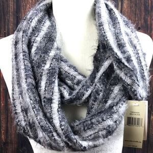 NWT Infinity Loop Heather Grey & White Soft Scarf